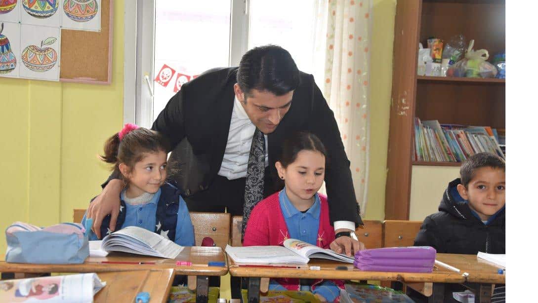 Milli Eğitim Müdürümüz Sn. Servet CANLI, Aralık Mehmet Akif Ersoy A.İ.H.L ve Aşağı Çamurlu İlk ve Ortaokulu'nu ziyaret ederek idareci, öğretmen ve öğrencilerle bir araya gelerek sohbet etti.