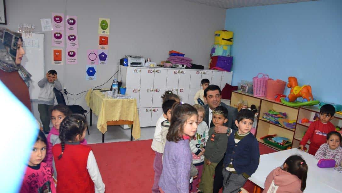 Milli Eğitim Müdürümüz Sn. Servet CANLI, Yüzbaşılar Şehit Er Aydın Karakuş Ortaokulu'nu ziyaret ederek idareci, öğretmen ve öğrencilerle bir araya gelerek sohbet etti.