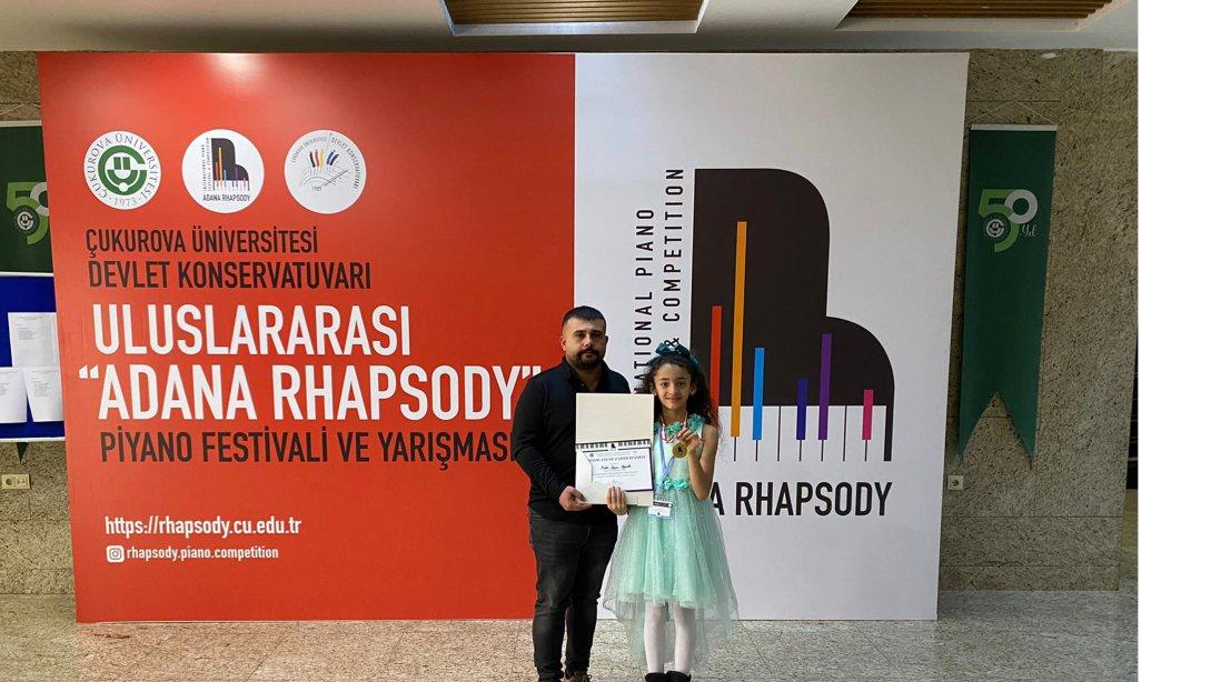 Milli Eğitim Müdürümüz Sn. Servet CANLI, Çukurova Üniversitesi Uluslararası Piyano Yarışmasında En İyi Serbest Eser Yorum Ödülü ve Üstün Başarı Belgesi alan Azer-İshak Yaycılı BİLSEM Öğretmen ve Öğrencisini tebrik ederek başarılarının devamını diledi.