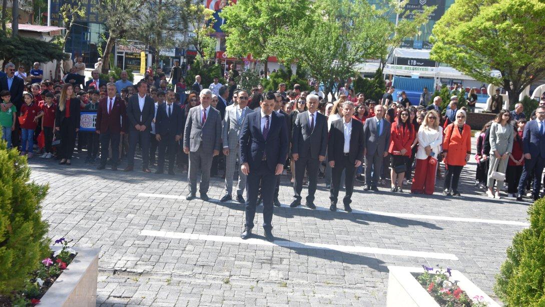Türkiye Büyük Milllet Meclisi'nin açılışının 104. Yıl Dönümü ve 23 Nisan Ulusal Egemenlik ve Çocuk Bayramı dolayısıyla Milli Eğitim Müdürümüz Sn. Servet CANLI, Atatürk Anıtına çelenk sundu.