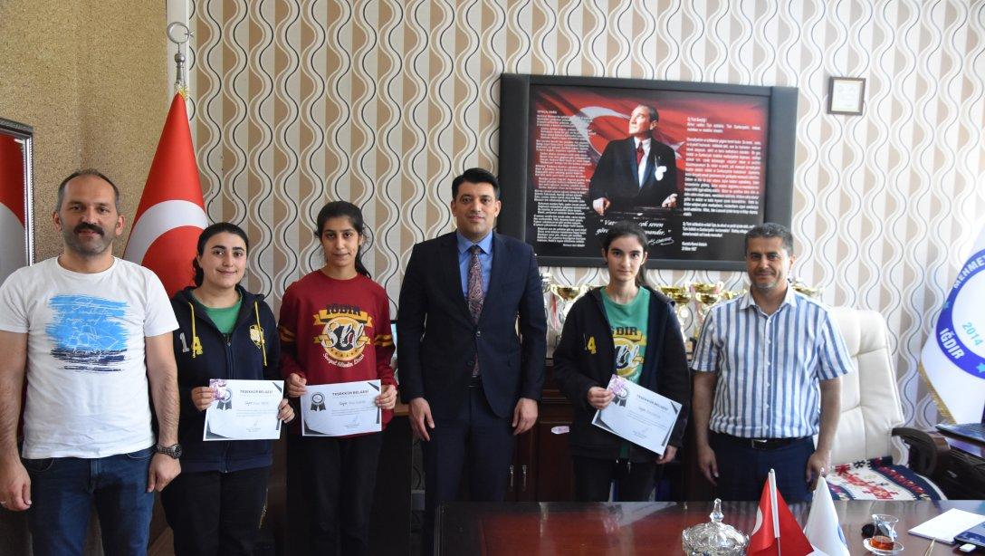 Milli Eğitim Müdürümüz Sn. Servet CANLI, Mehmet Murat İşler Sosyal Bilimler Lisesi'nde düzenlenen Kitap Okuma Yarışmasında dereceye giren öğrencilere ödüllerini takdim etti.