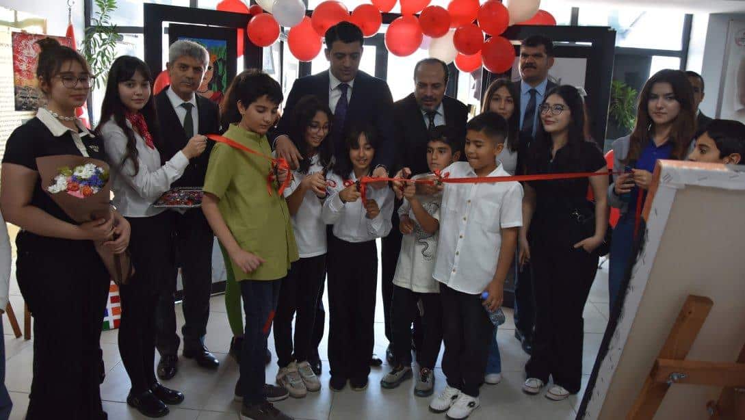 Milli Eğitim Müdürümüz Sn. Servet CANLI, Azer-İshak Yaycılı BİLSEM'de düzenlenen Tübitak 4006-B Bilim Fuarı Şenliğine ve Resim Sergisine katıldı.