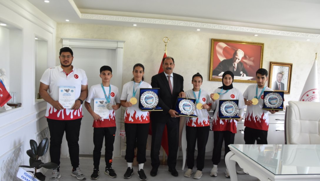 Milli Eğitim Müdürümüz Sn. Aziz GÜN, İstanbul'da düzenlenen 9. Uluslararası Dünya Kupası Kick-Boks Gençler Kategorisi Kız-Erkek Müsabakalarında derece giren öğrencilerimizi ve Antranörlerini makamında ağırlayarak tebrik etti.