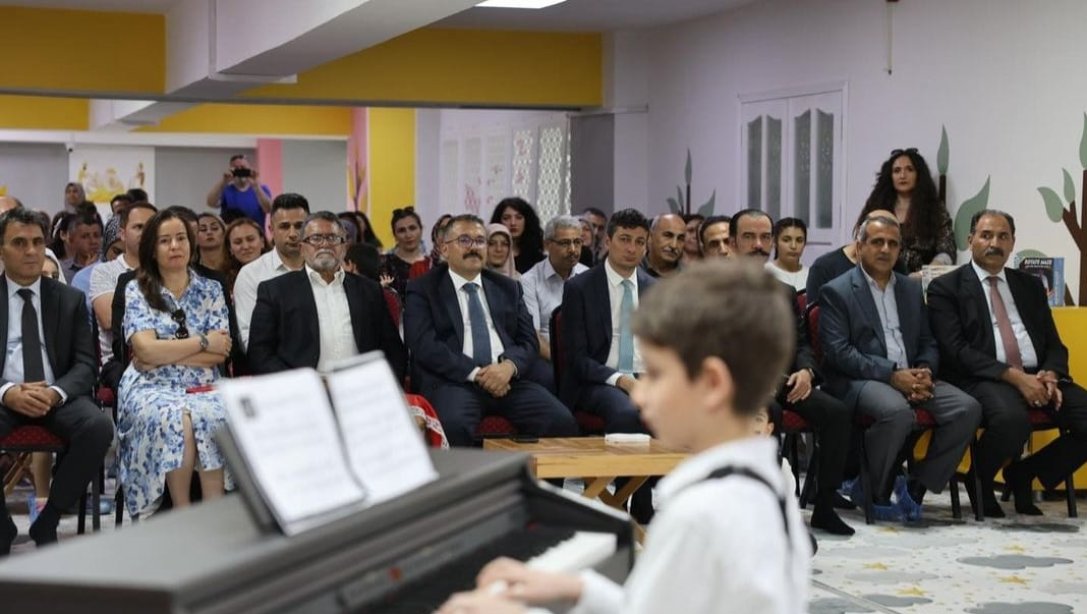Valimiz Sn. Ercan TURAN, Milli Eğitim Müdürümüz Sn. Aziz GÜN, Kurum Müdürleri ve Vatandaşlarımız Müdürlüğümüze bağlı Benim Dünyam Çocuk Akademisi'nde yıl sonu piyano konseri ve resim-heykel sergisine katıldılar.