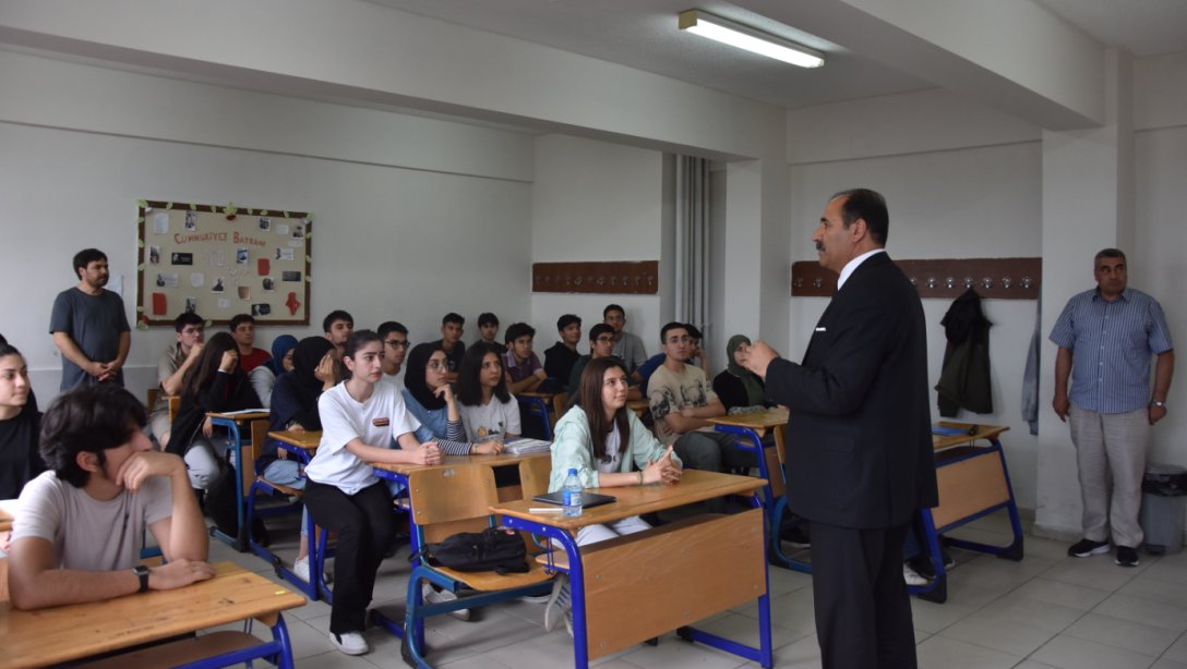 Milli Eğitim Müdürümüz Sn. Aziz GÜN, Haydar Aliyev Fen Lisesi'nde  yapılan Yaz Dönemi DYK'lara katılan öğrencilerimizi ziyaret etti.