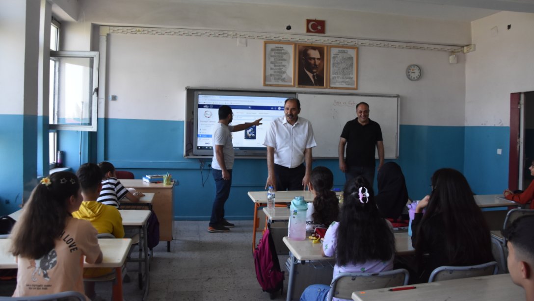 Milli Eğitim Müdürümüz Sn. Aziz GÜN, Mimar Sinan Ortaokulu'nda Yaz Dönemi DYK'lara katılan öğrencilerimizi ziyaret etti.