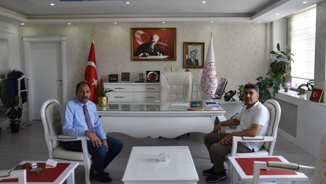 Iğdır AK Parti İl Başkanı Sn. Ali Kemal AYAZ, Milli Eğitim Müdürümüz Sn. Aziz GÜN'e hayırlı olsun ziyaretinde bulundu.