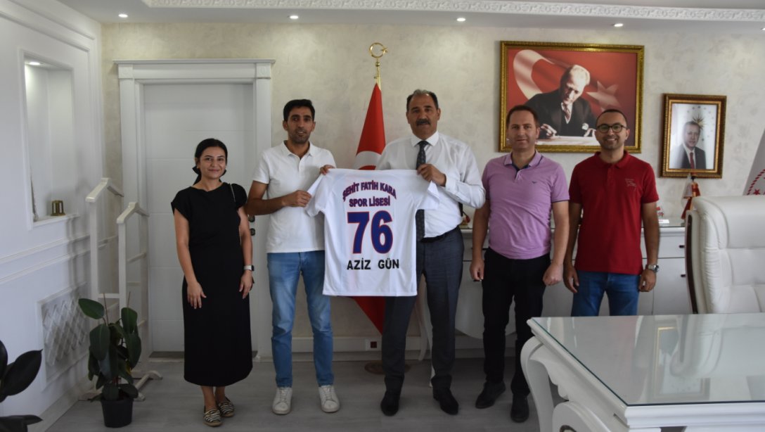 Şehit Fatih Kara Spor Lisesi okul idarecileri, Milli Eğitim Müdürümüz Sn. Aziz GÜN'e hayırlı olsun ziyaretinde bulundular.