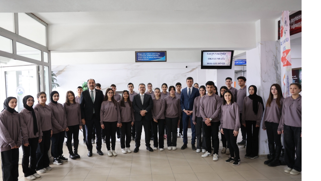 İlimiz Valisi Sayın Ercan Turan, 125. Yıl Anadolu Lisesini ziyaret ederek öğrenci ve öğretmenlerle bir araya geldi.