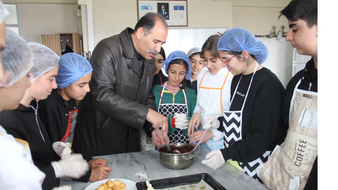 Millî Eğitim Bakanlığı'nın Destekleme ve Yetiştirme Kursları Kapsamında Hayata Geçirilen Zanaat Atölyeleri, Besti Aydeniz Kız Mesleki ve Teknik Anadolu Lisesi'nde Genç Yeteneklerle Buluştu.