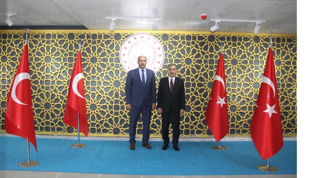 Türkiye Kamu-Sen Genel Başkanı Sayın Önder KAHVECİ ve beraberindeki heyet İl Milli Eğitim Müdürümüz Sayın Aziz GÜN'ü makamında ziyaret etti.