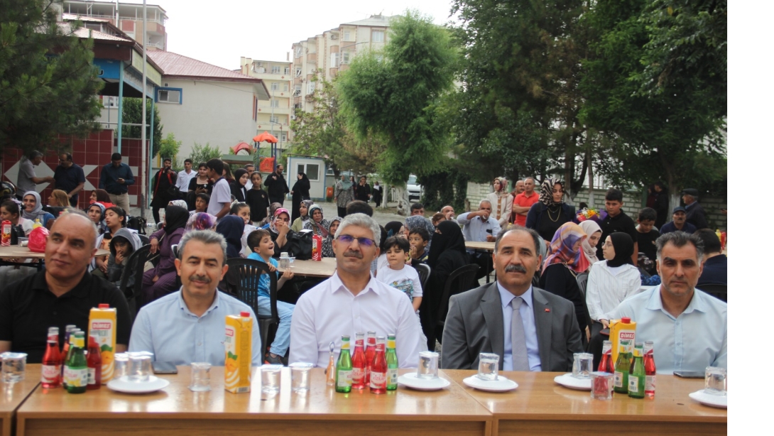 Sayın Aziz Gün, Şehit Emin Güner Anadolu İmam Hatip Lisesi Mezuniyet Töreninde Öğrencilerle Bir Araya Geldi.